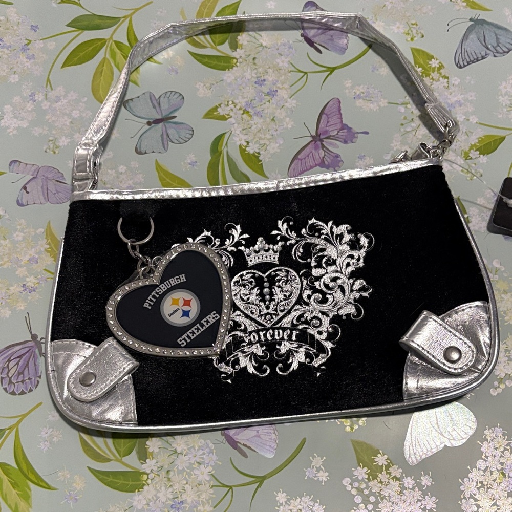 Black n silver….. lets see if you can bring them luck wig this purse.
